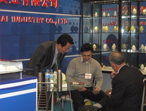 展会上与外商交流